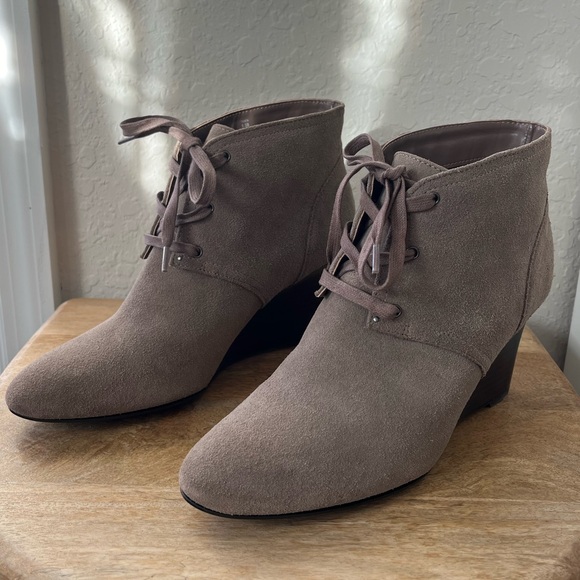 Ralph Lauren Tamia Lace-Up Wedge Ankle Boots Booties Suede Leather Taupe 8.5 EUC - Picture 2 of 16